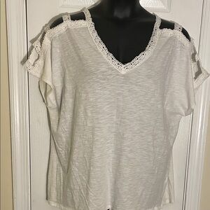 89th & Madison White Lace Cold-Shoulder V-Neck Top